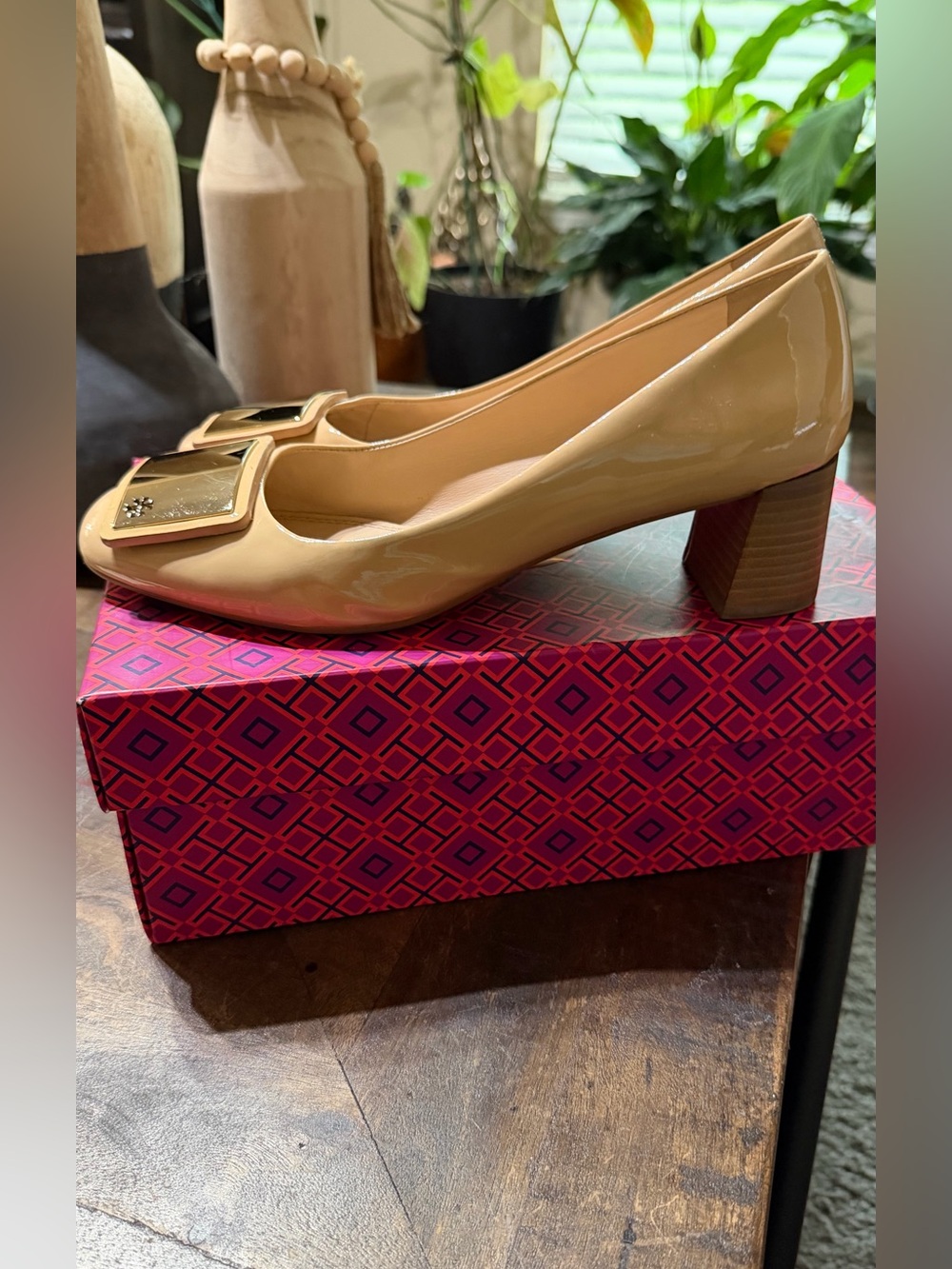 EUC Tory Burch Tiernan 50mm Patent Leather Pumps, Tory Beige, Gold Logo - Picture 3 of 10